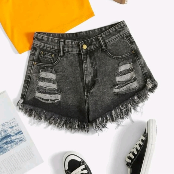 Women's black distressed shorts - Picture 3 of 5